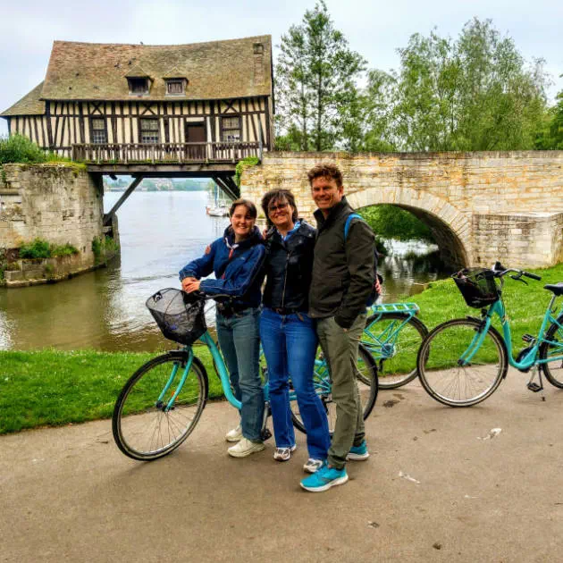 Happy people biking from Vernon to Giverny 2 Happy people biking from Vernon to Giverny 2